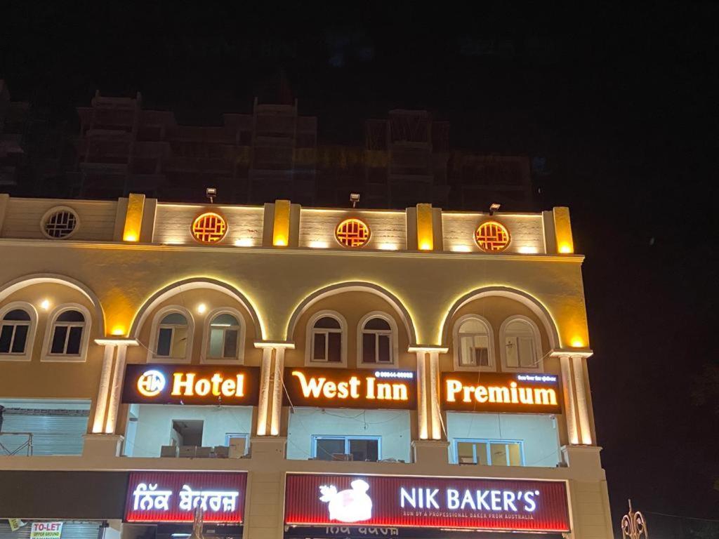 Hotel West Inn Premium Kharar Экстерьер фото